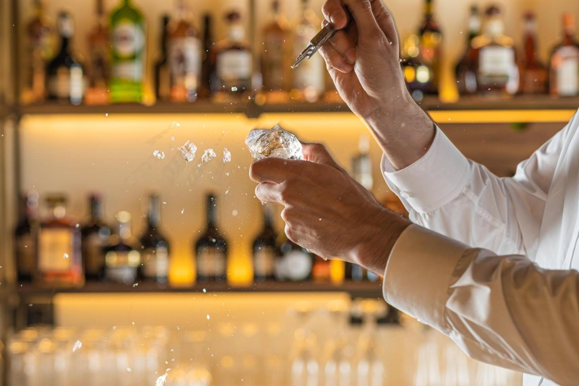 Viceroy Kopaonik Serbia Esterno foto A bartender preparing a drink
